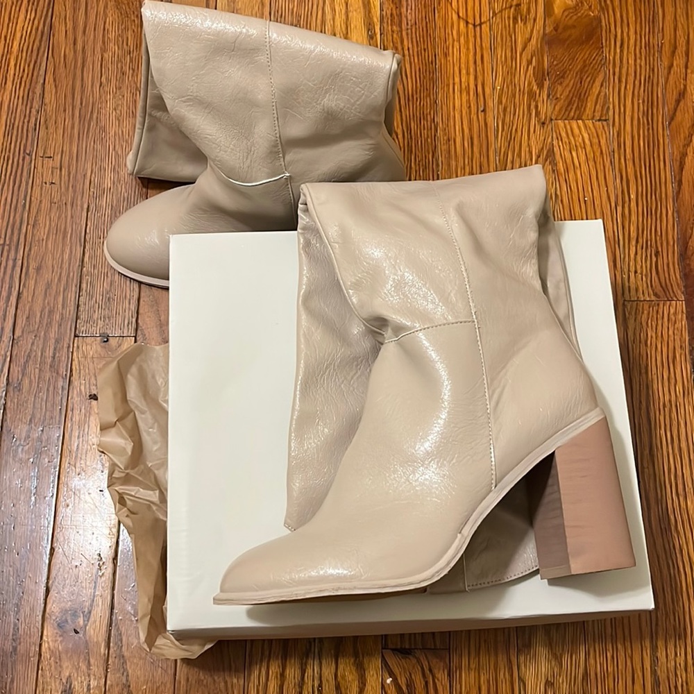 New in box oasis society Stephanie boot- 10 taupe